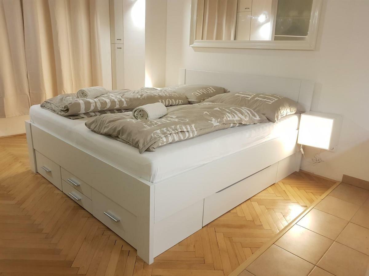 Cozy With Parking Near Center Praga